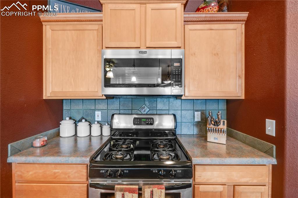 Image 10 of 16: Kitchen