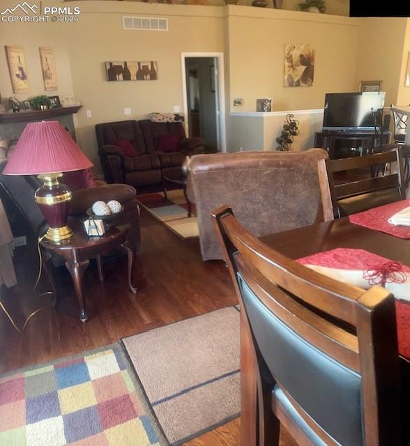 Image 15 of 16: Living Room