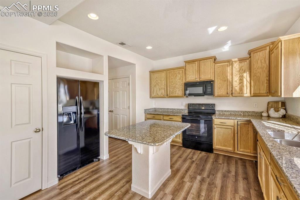 Image 10 of 35: Kitchen