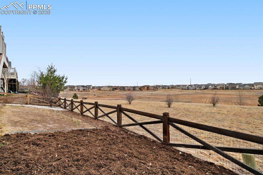 Image 26 of 35: Yard