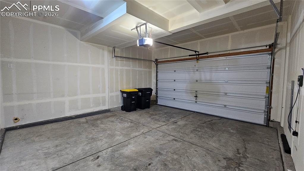 Image 31 of 35: Garage