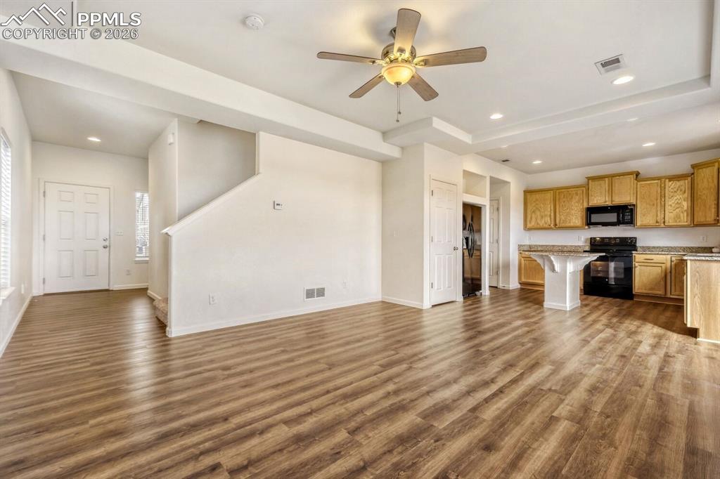 Image 4 of 35: Living Room