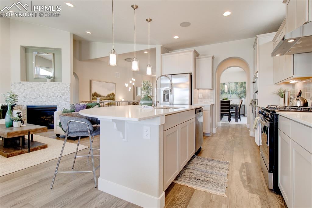 Image 12 of 28: Kitchen