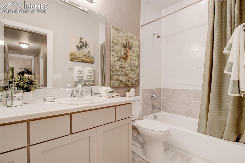 Image 24 of 28: Bathroom