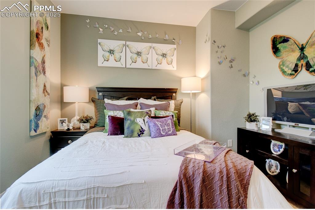 Image 25 of 28: Bedroom