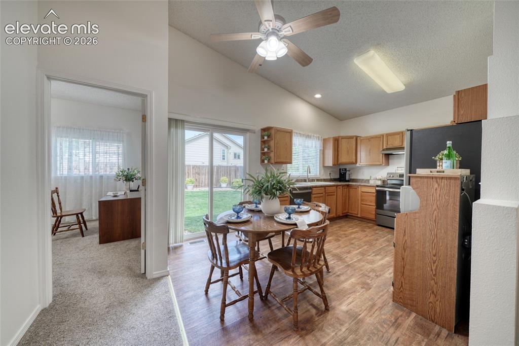Image 11 of 36: Dining Area