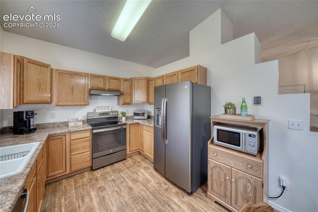 Image 12 of 36: Kitchen
