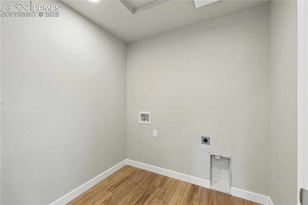 Image 19 of 36: Laundry area with washer hookup, laundry area, light wood-type flooring, el