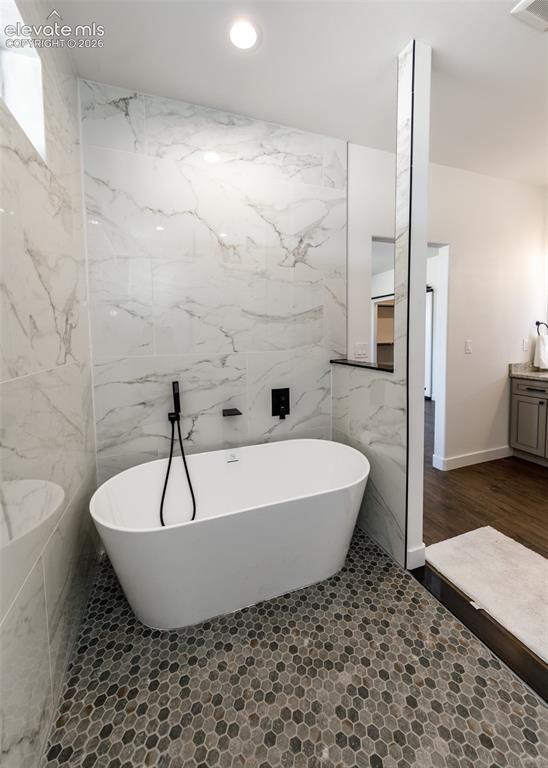 Image 19 of 37: Bathroom