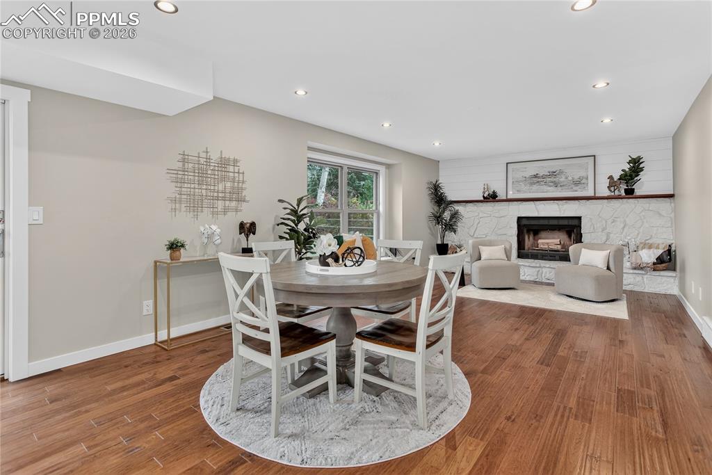 Image 10 of 32: Eat-in dining area