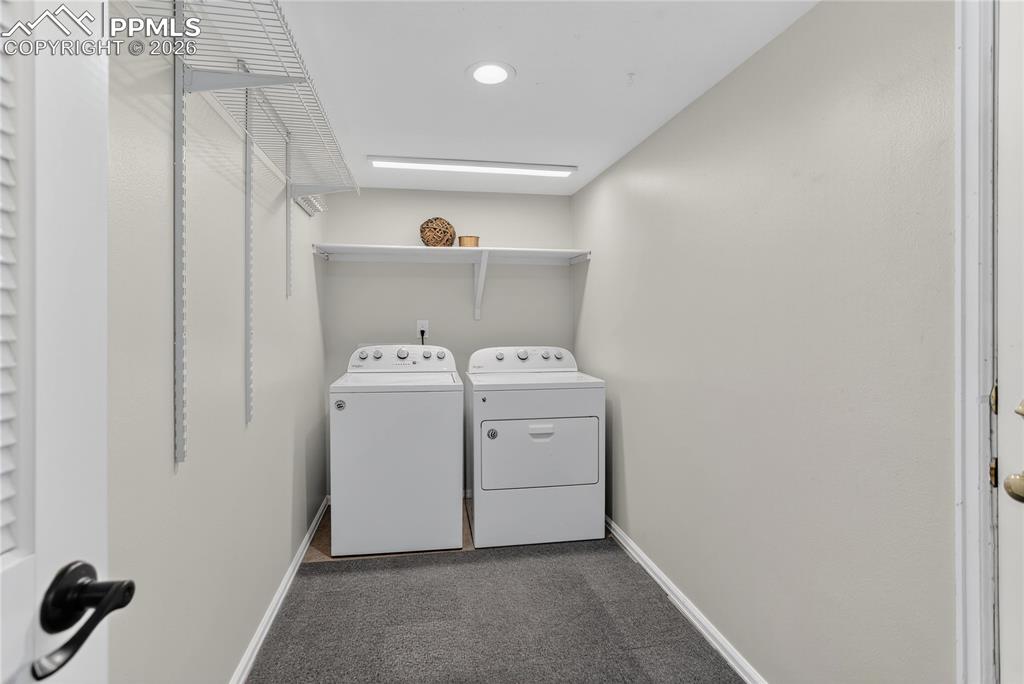 Image 26 of 32: Laundry space