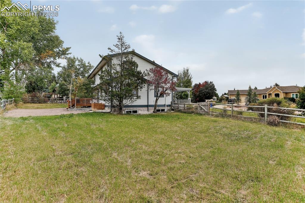 Image 29 of 32: Large yard