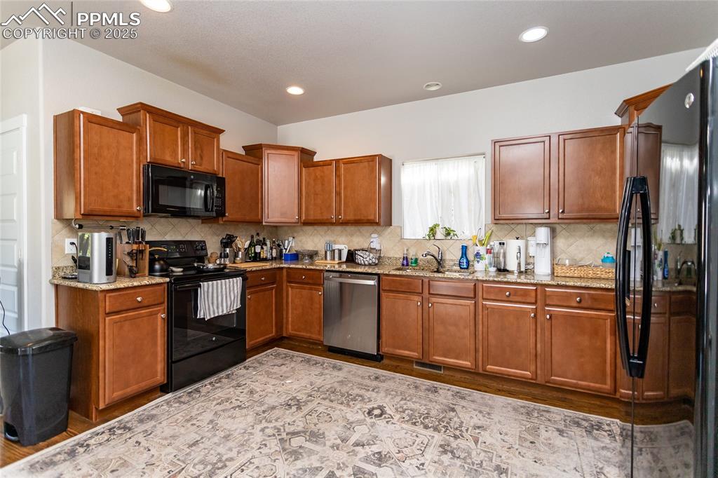 Image 10 of 29: Kitchen