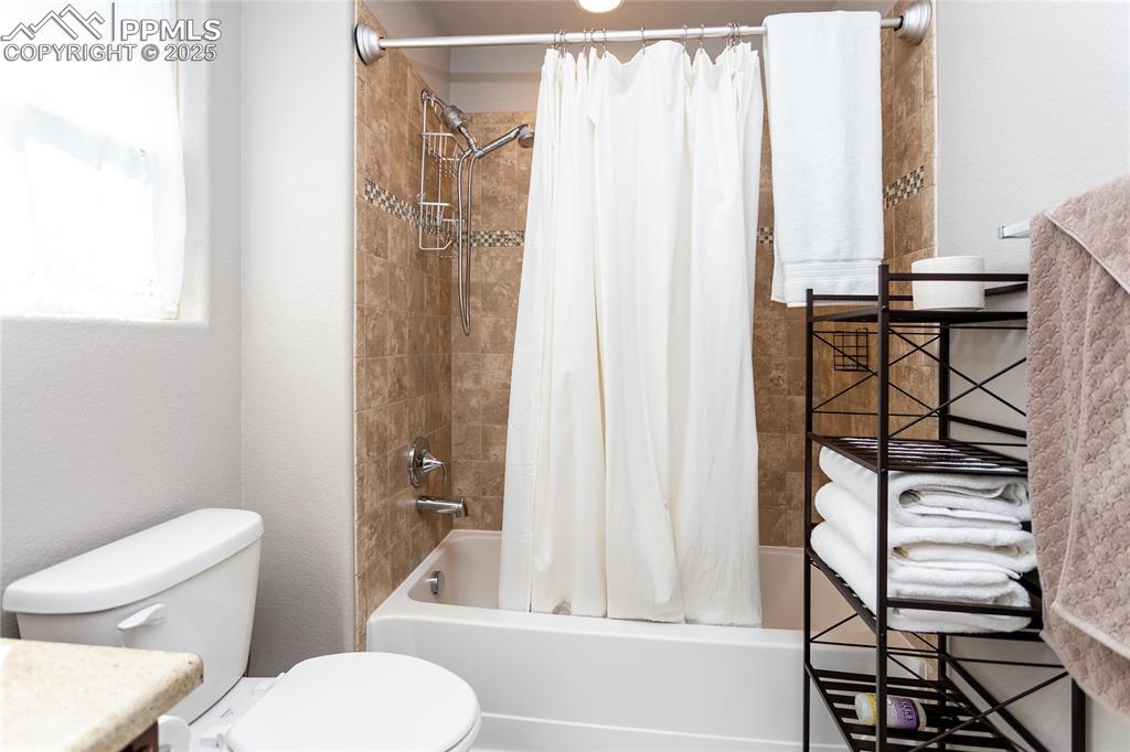 Image 21 of 29: Bathroom