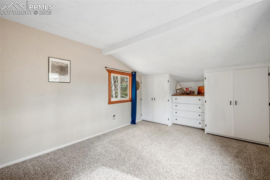 Image 14 of 20: Bedroom