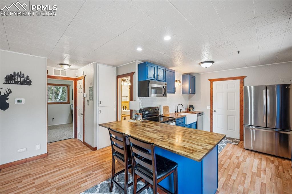 Image 4 of 20: Kitchen