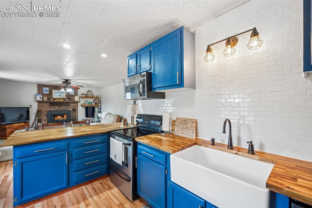 Image 5 of 20: Kitchen