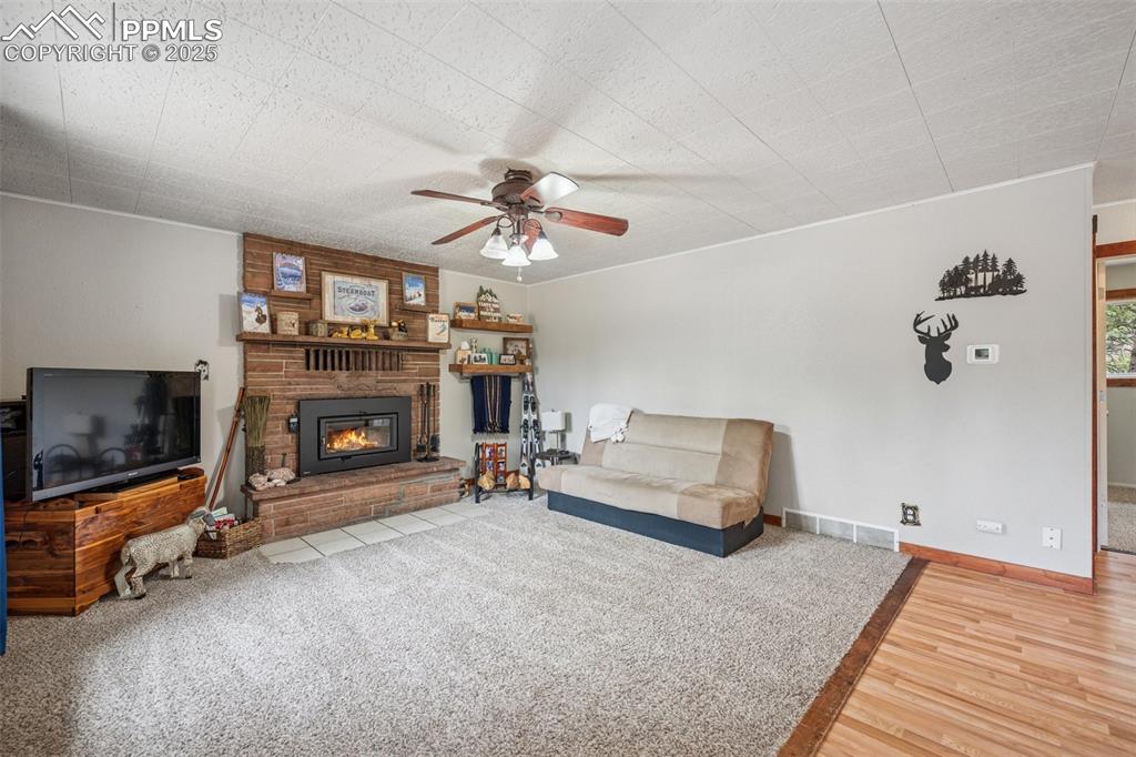 Image 6 of 20: Living Room