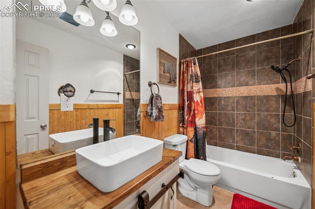 Image 8 of 20: Bathroom