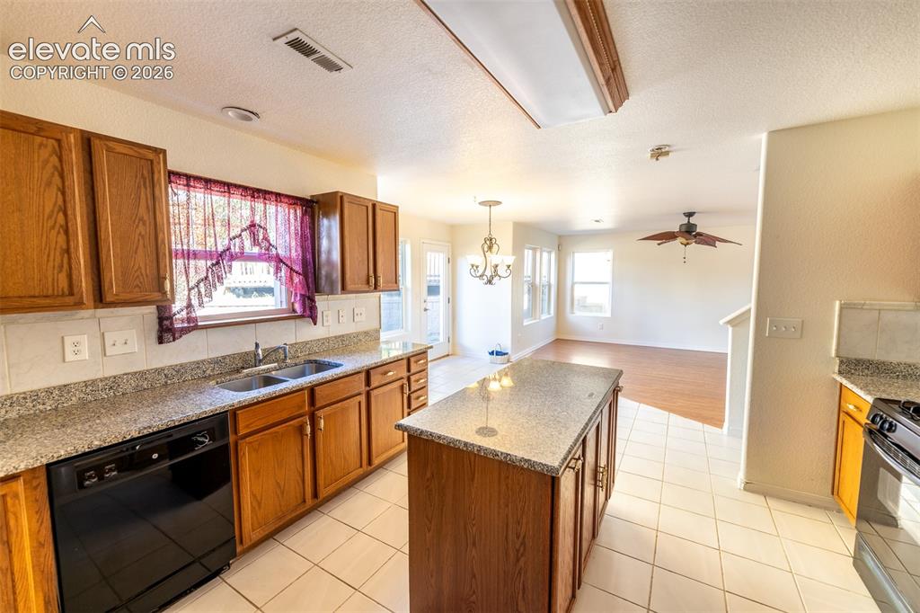 Image 15 of 48: Kitchen