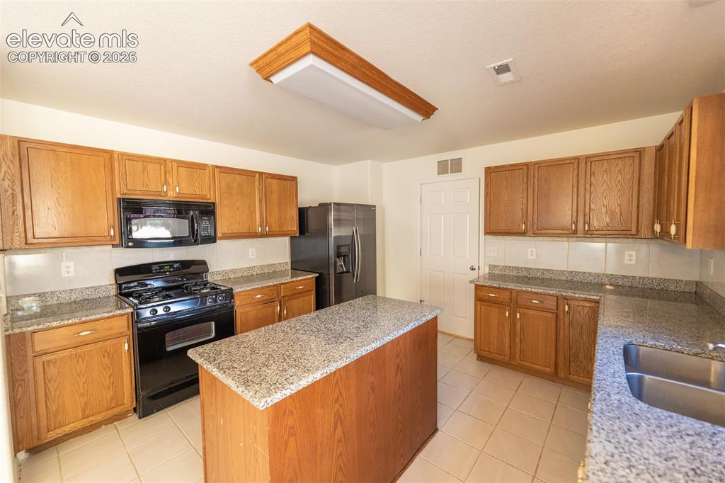 Image 17 of 48: Kitchen