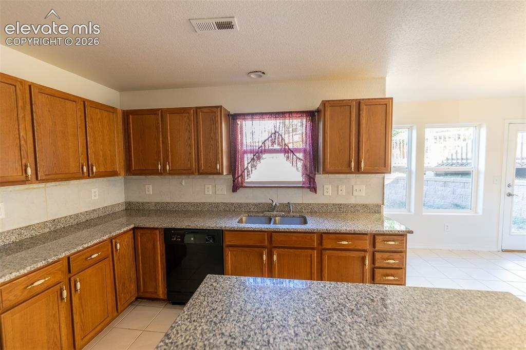 Image 18 of 48: Kitchen