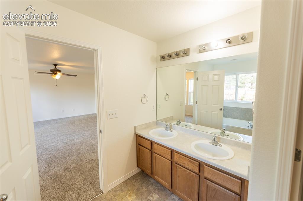 Image 36 of 48: Bathroom