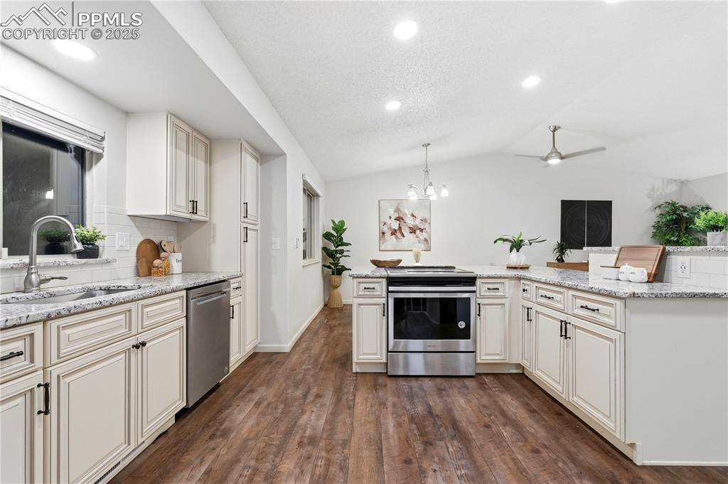 Image 2 of 31: Kitchen