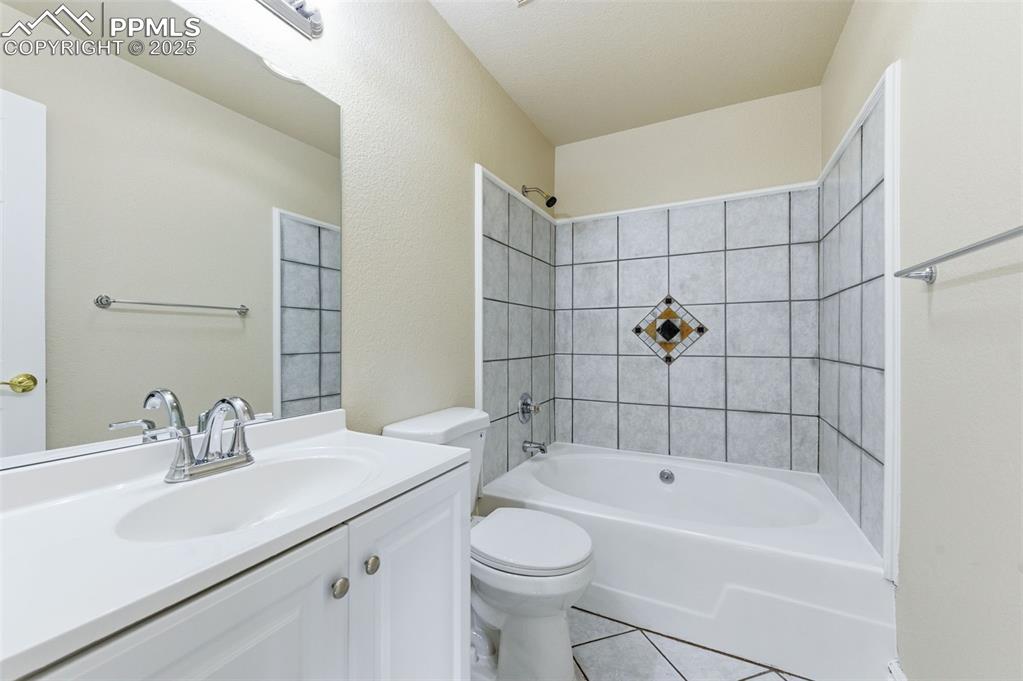 Image 23 of 48: Bathroom