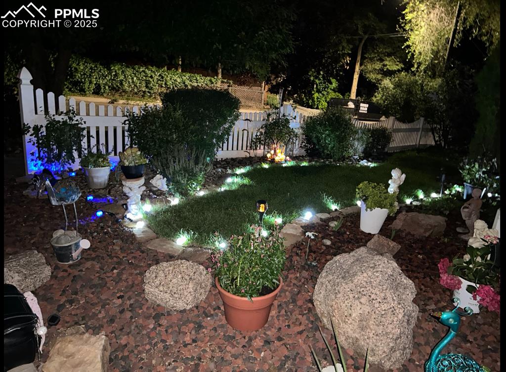 Image 43 of 48: Yard