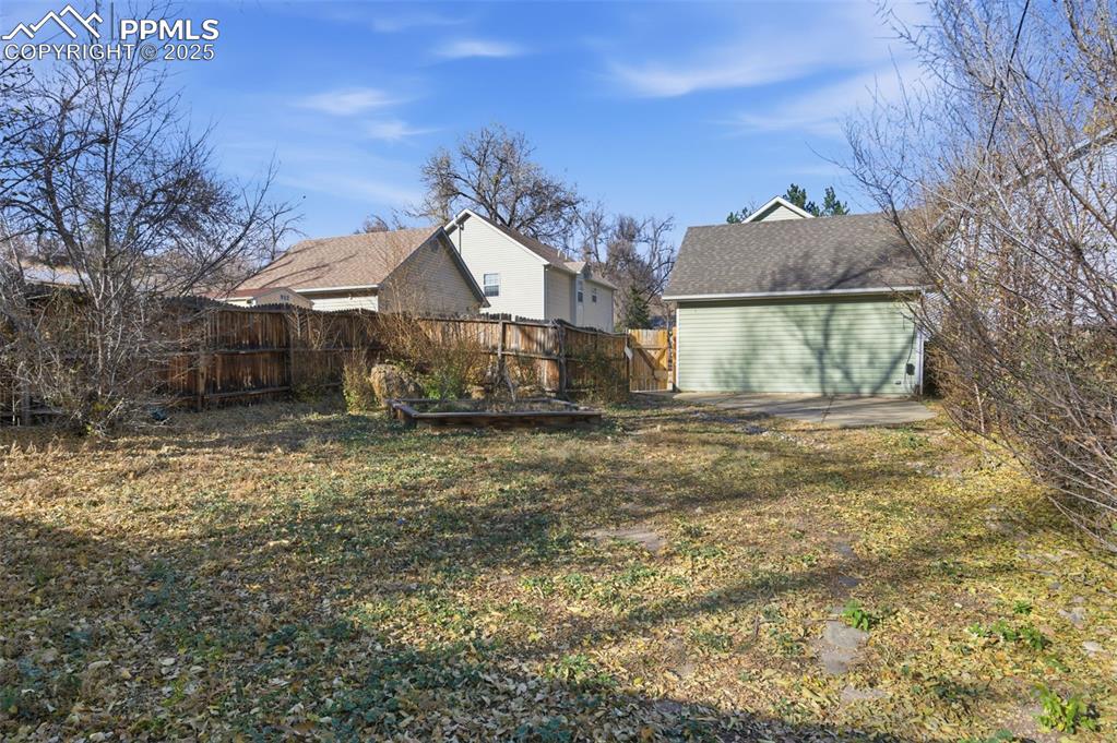 Image 45 of 48: Yard