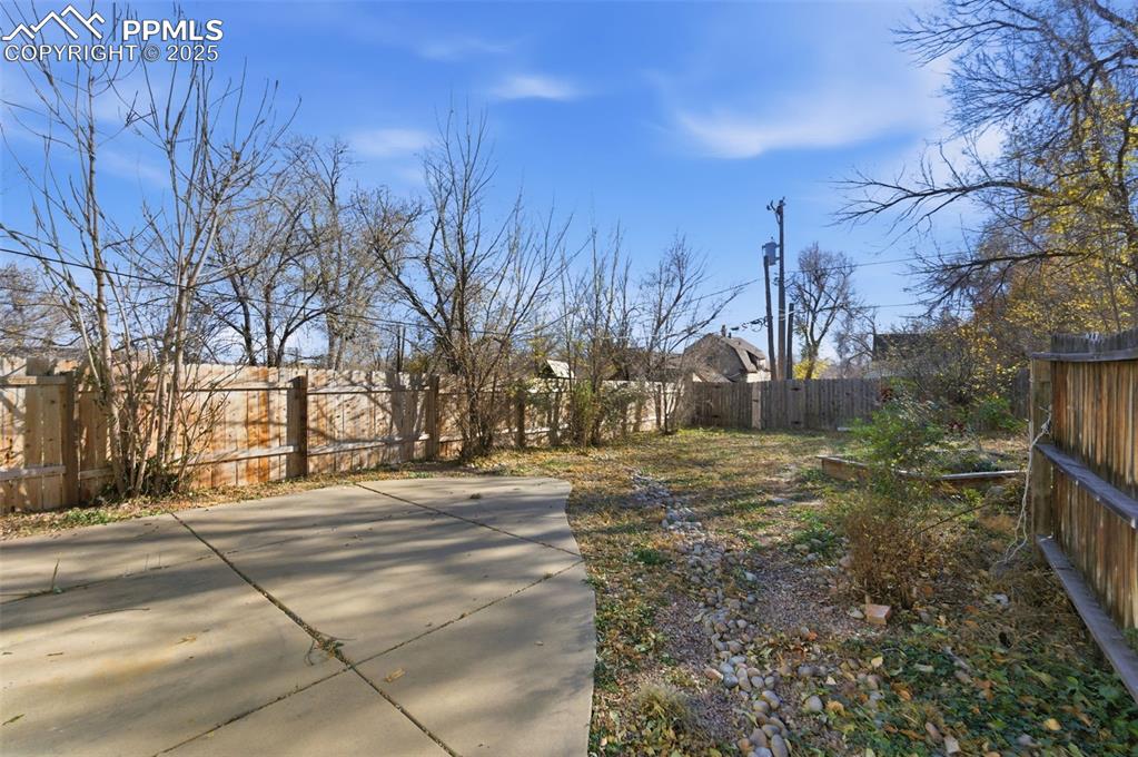 Image 47 of 48: Yard