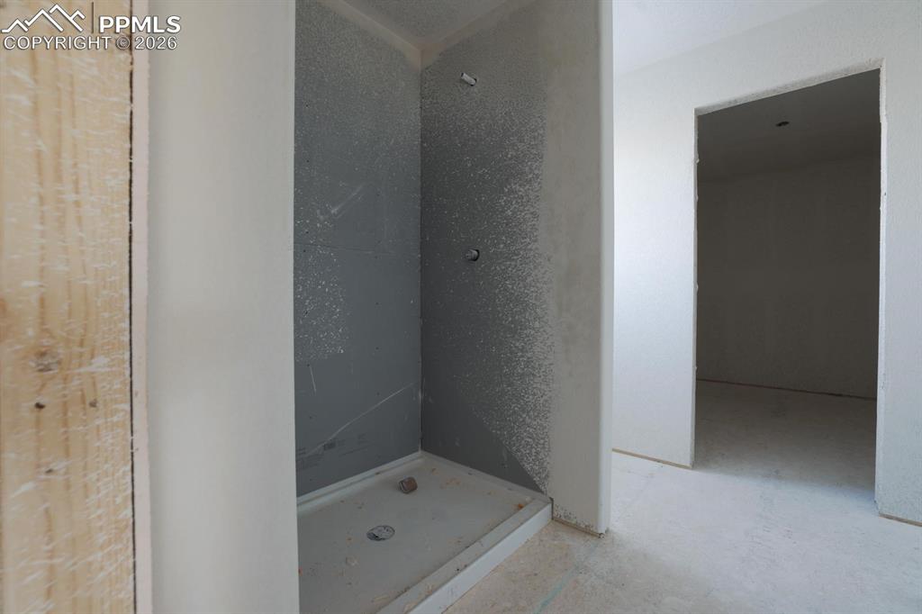 Image 20 of 32: Bathroom