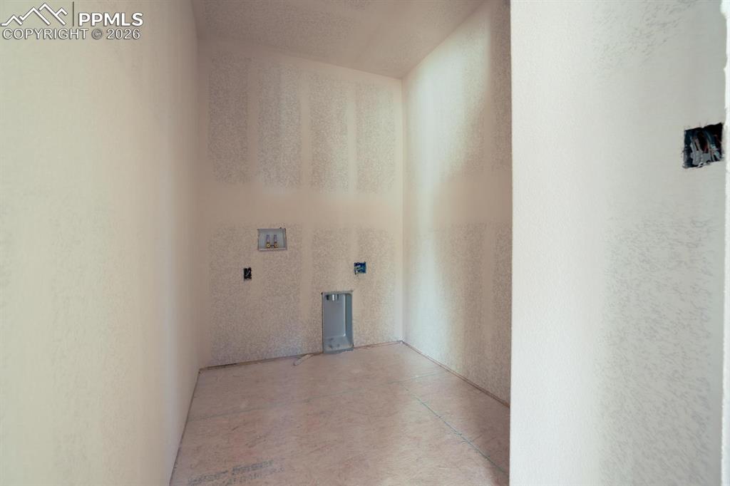 Image 24 of 32: Laundry