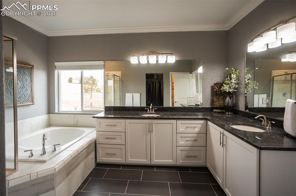 Image 18 of 50: Bathroom