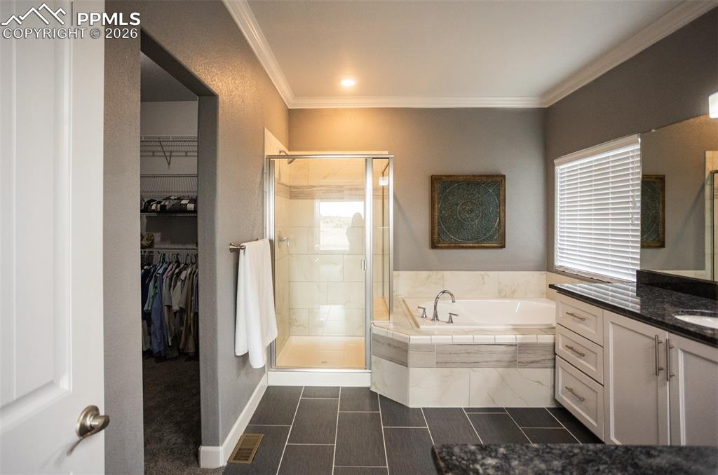 Image 19 of 50: Bathroom