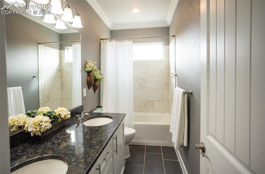 Image 21 of 50: Bathroom