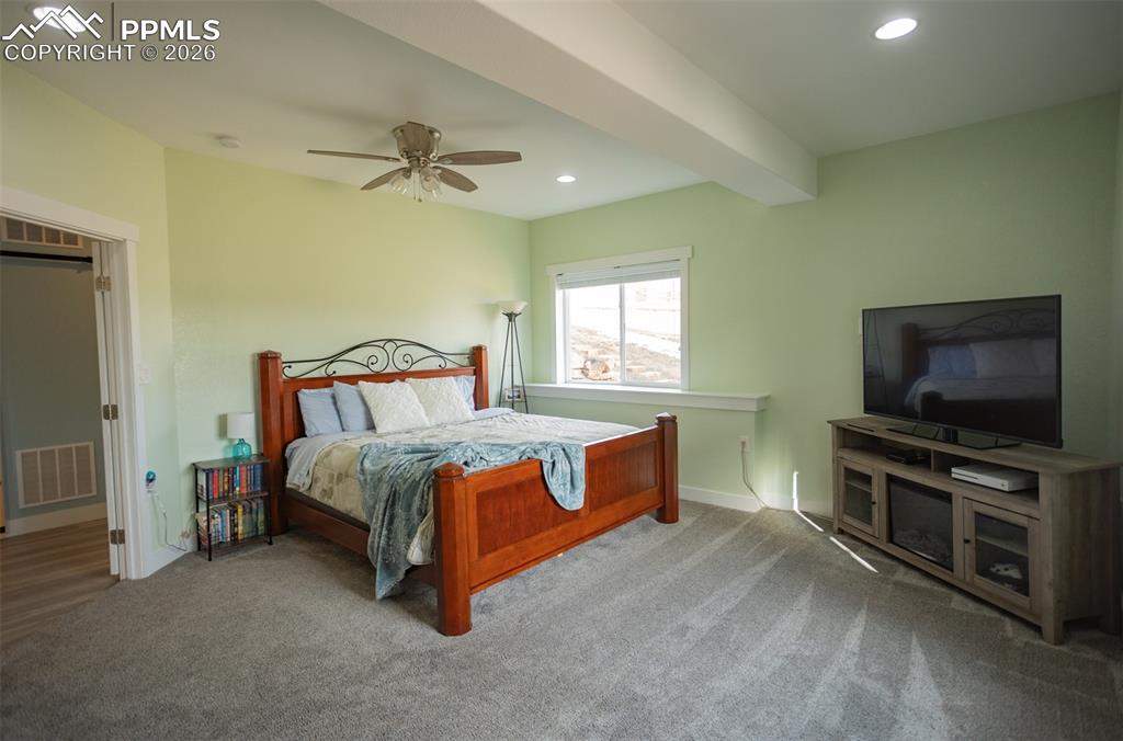 Image 34 of 50: Bedroom