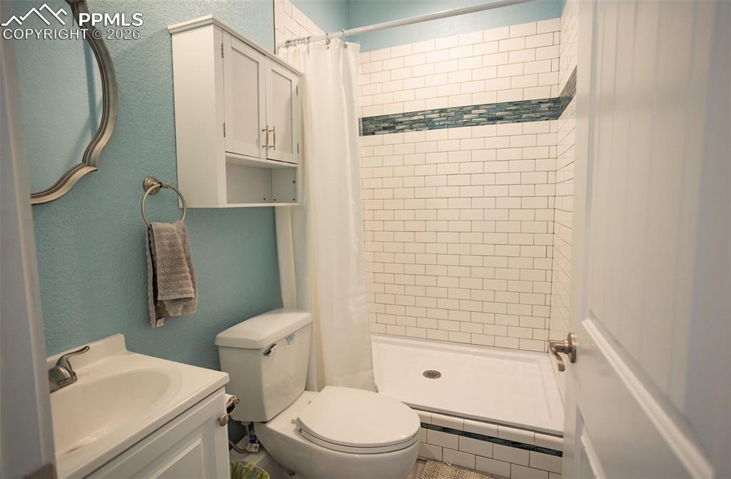 Image 35 of 50: Bathroom