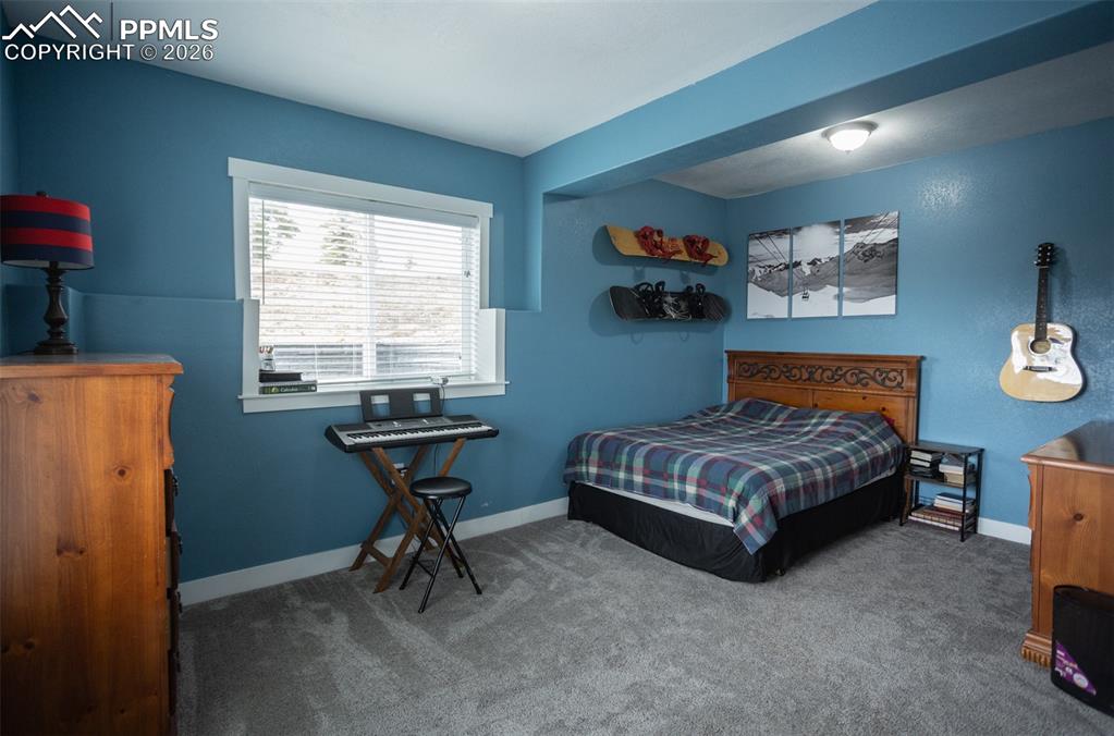 Image 36 of 50: Bedroom