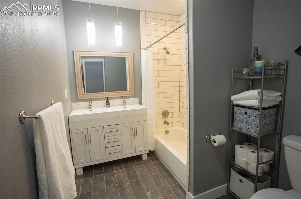 Image 39 of 50: Bathroom