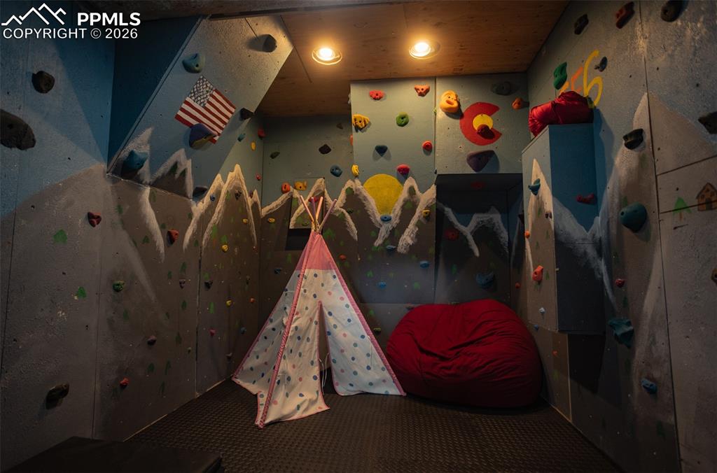 Image 41 of 50: Climbing room