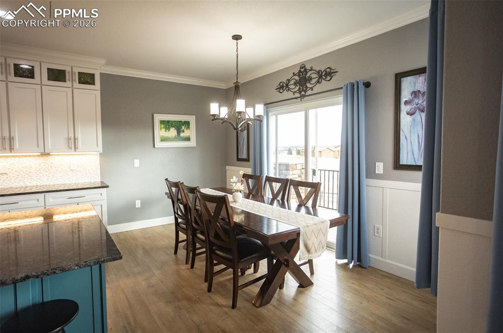 Image 7 of 50: Dining Area