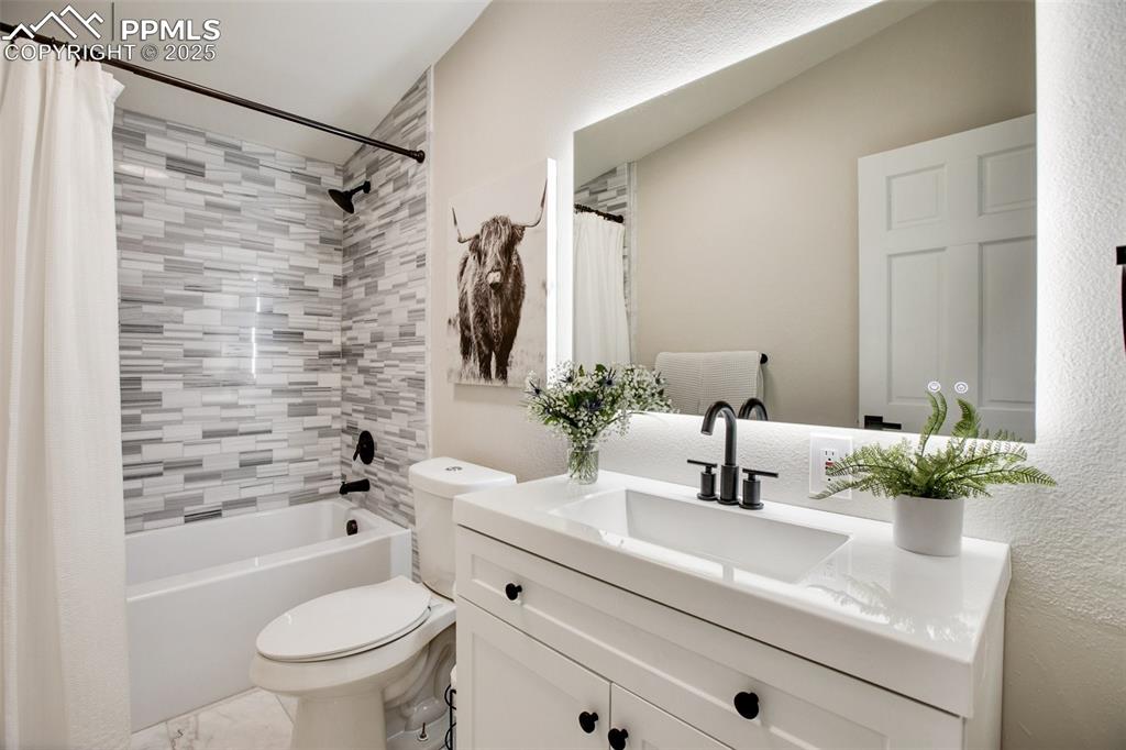 Image 15 of 50: Upper, main level full guest bath