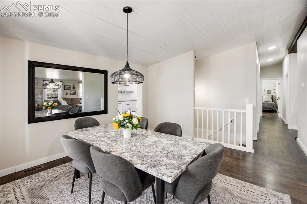 Image 8 of 50: Main level living room