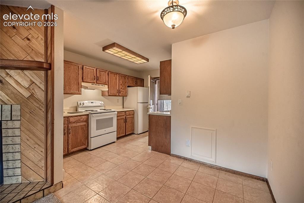 Image 15 of 29: Kitchen