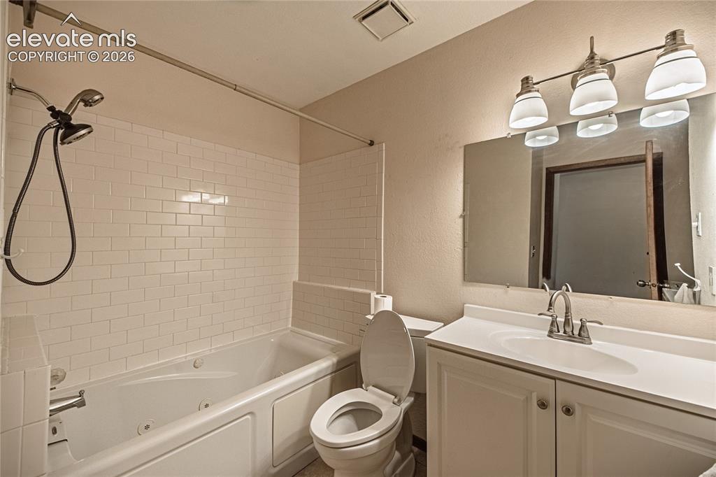 Image 16 of 29: Bathroom