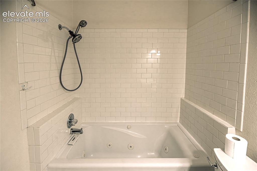Image 17 of 29: Bathroom