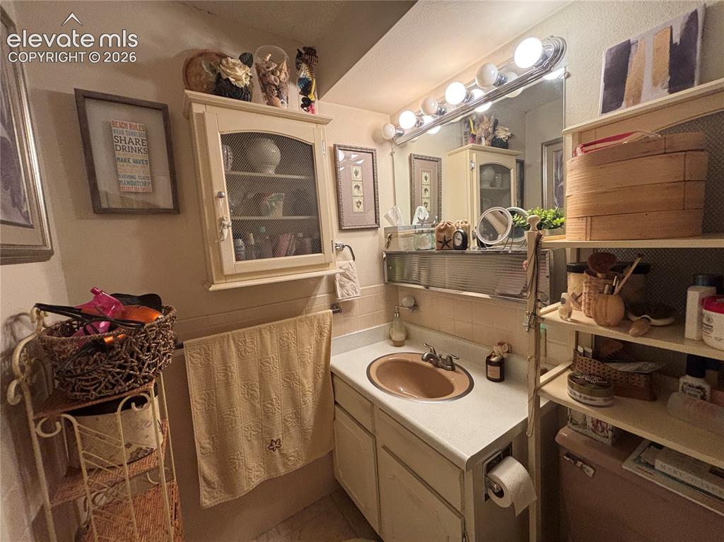 Image 12 of 15: Bathroom