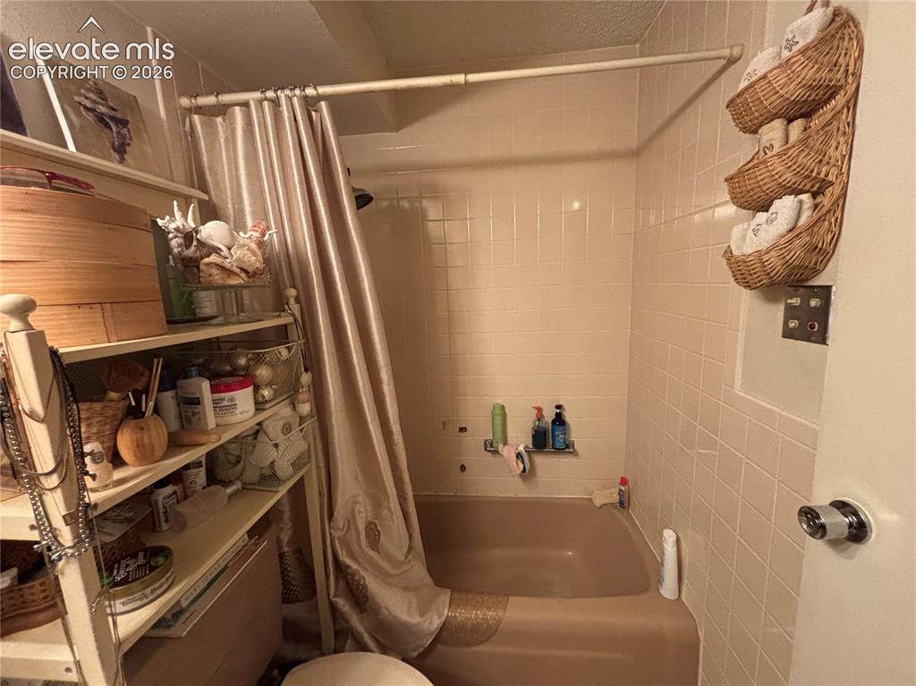 Image 13 of 15: Bathroom